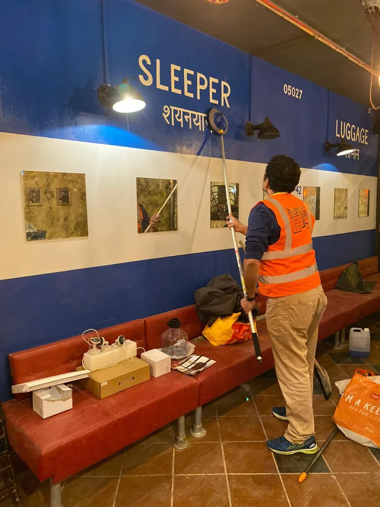 والد العائلة ينظف جدار مطعم بيده، في أيام الشركة السابقة